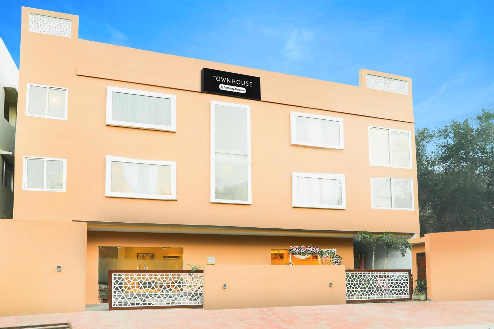 Super Townhouse Viraj Khand Formerly Veridian Inn Chinhat Экстерьер фото