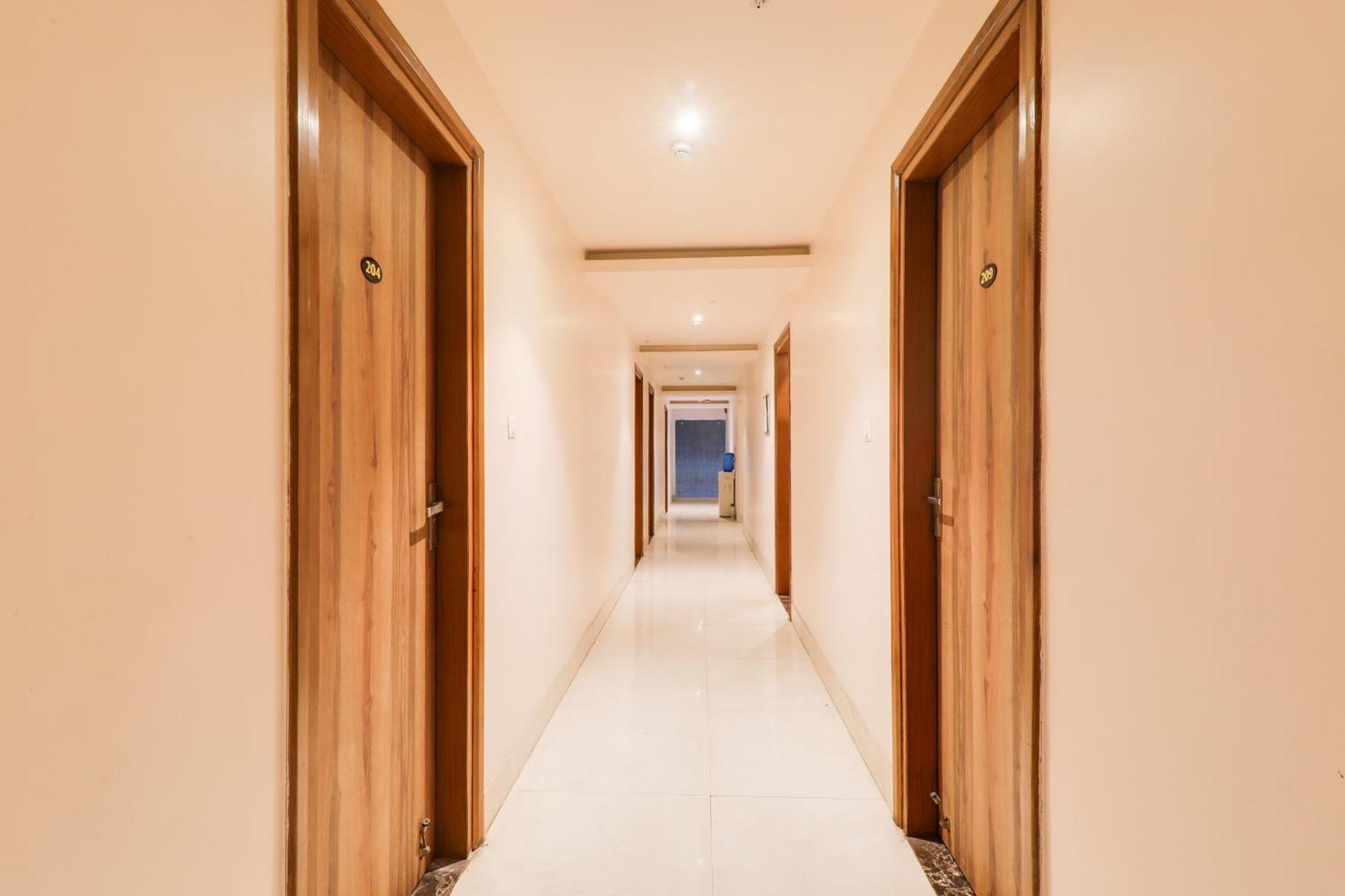 Super Townhouse Viraj Khand Formerly Veridian Inn Chinhat Экстерьер фото