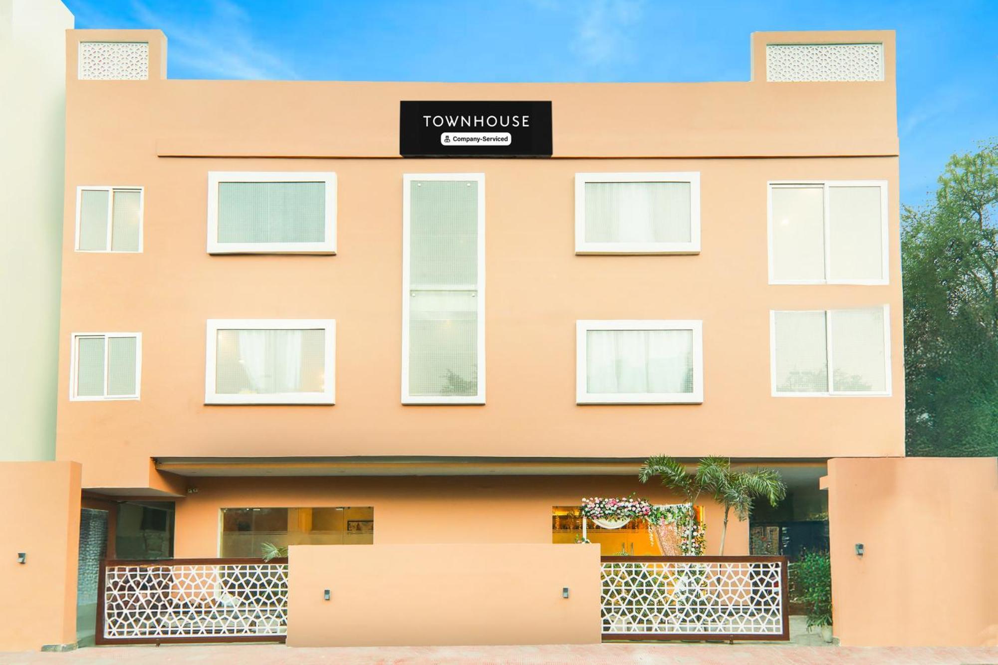 Super Townhouse Viraj Khand Formerly Veridian Inn Chinhat Экстерьер фото