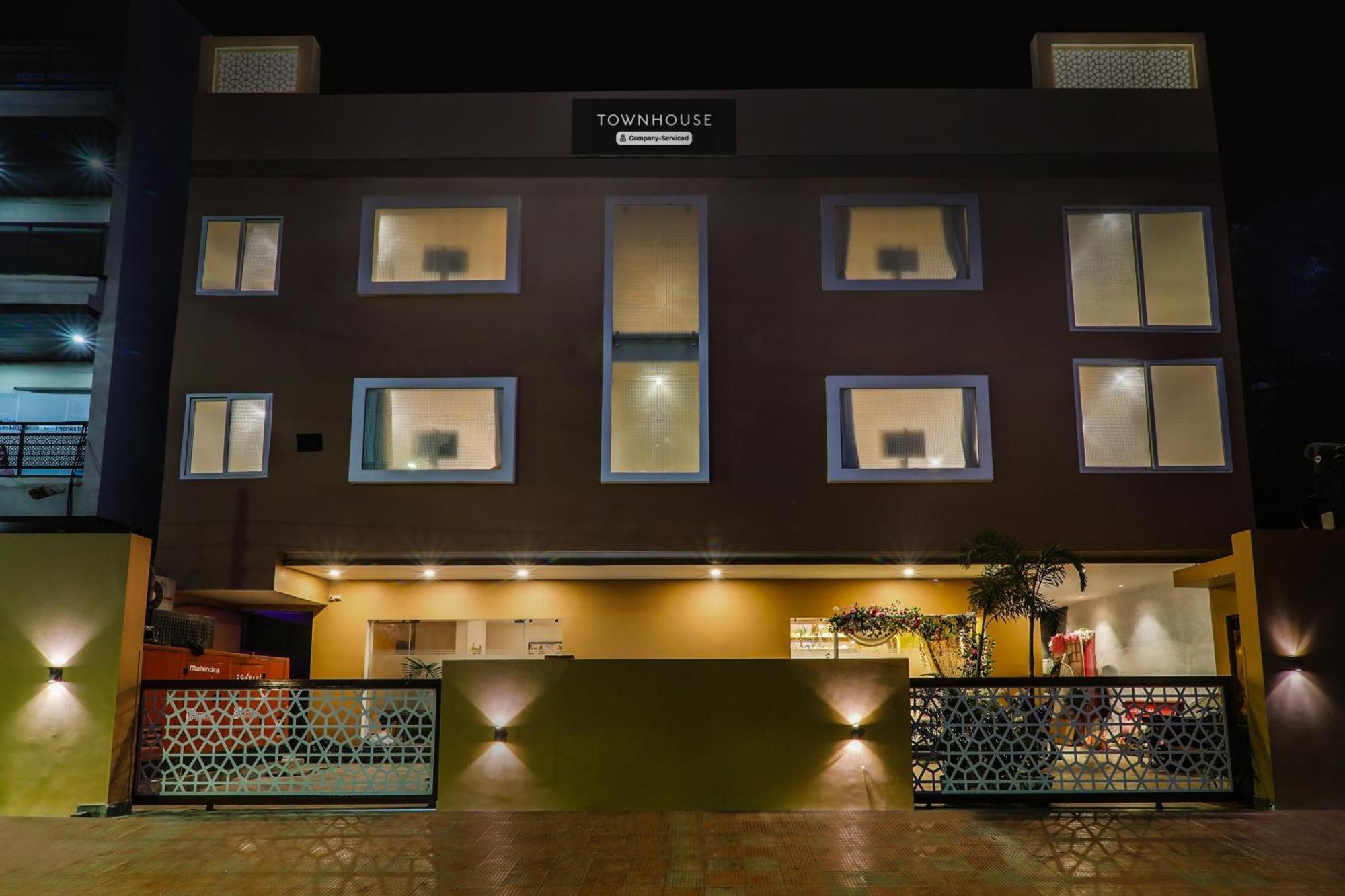Super Townhouse Viraj Khand Formerly Veridian Inn Chinhat Экстерьер фото