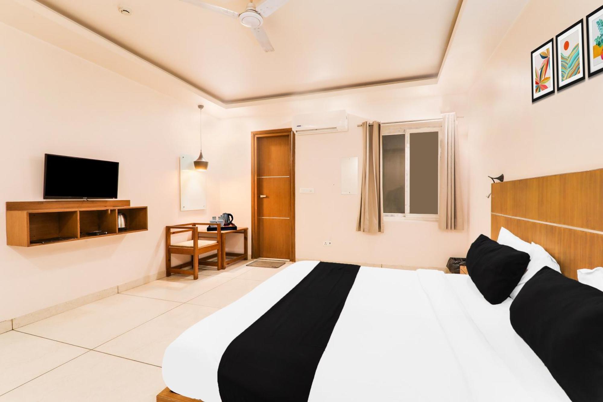 Super Townhouse Viraj Khand Formerly Veridian Inn Chinhat Экстерьер фото