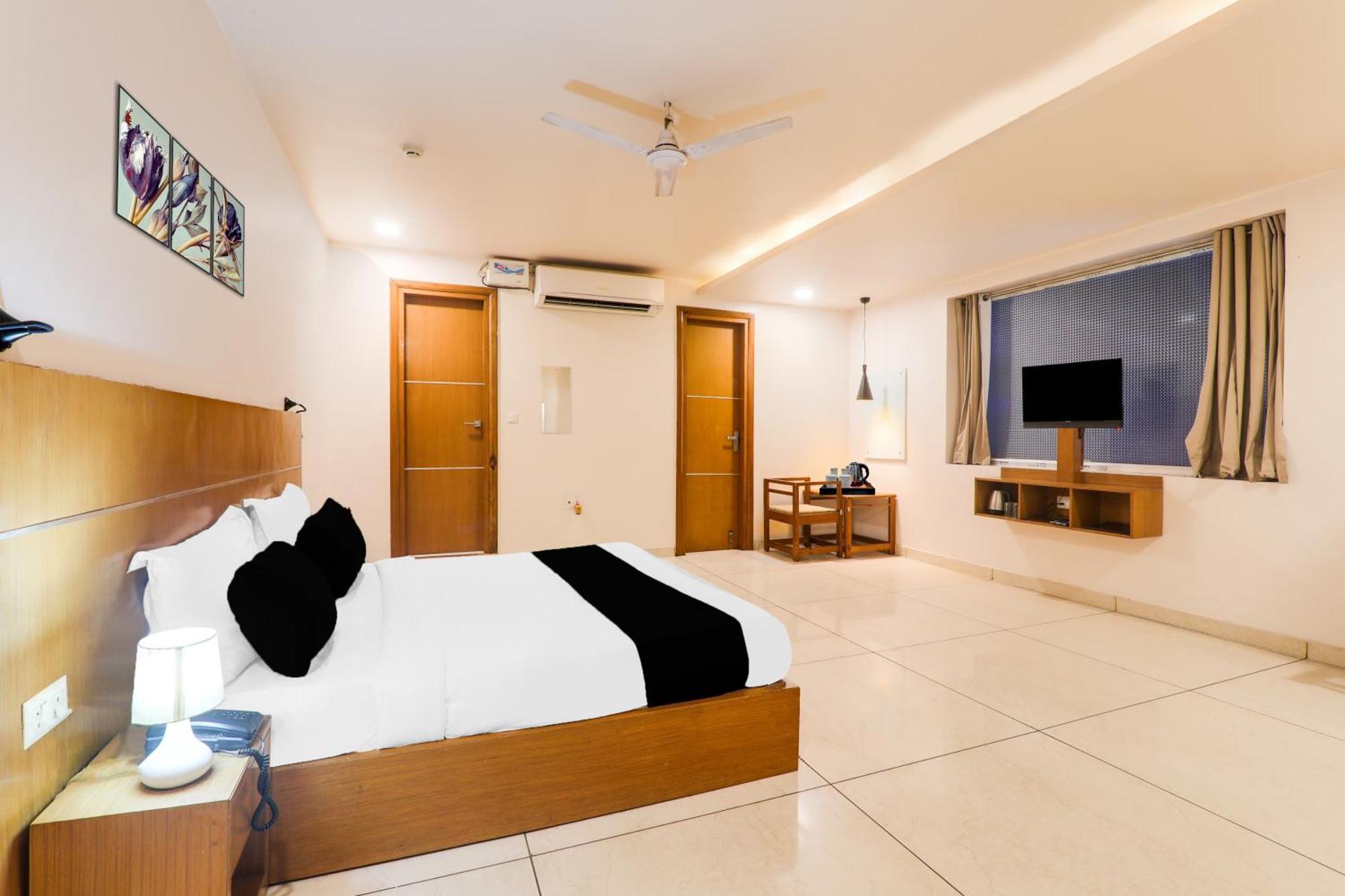 Super Townhouse Viraj Khand Formerly Veridian Inn Chinhat Экстерьер фото